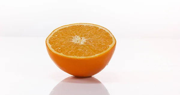 Πορτοκαλί Εσπεριδοειδή Sinensis Φρούτα Κυλούν Λευκό Φόντο — Φωτογραφία Αρχείου