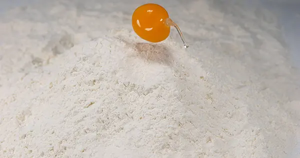 Egg Falling Flour White Background — Stock Photo, Image