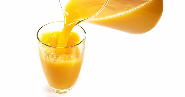 Orange Juice Som Hälls Glas Mot Vit Bakgrund — Stockfoto