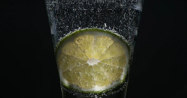 Slice Green Citrus Citrus Aurantifolia Glass — Stock Photo, Image