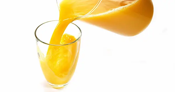 Апельсиновый Сок Наливают Стекло Белом Фоне — стоковое фото