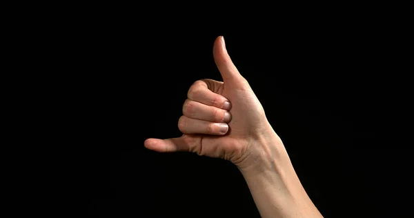Frauenhand Macht Zeichen Vor Schwarzem Hintergrund — Stockfoto