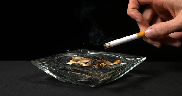 タバコと灰皿を持つ女性の手 — ストック写真