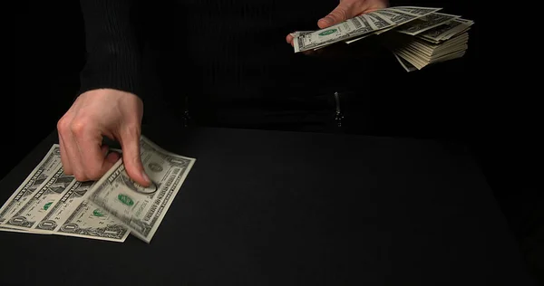 Kadınların Elleri Dolar Banknotları — Stok fotoğraf