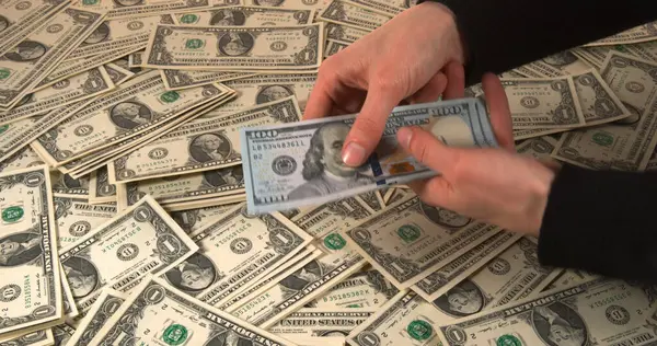 Руки Женщины Долларовые Банкноты — стоковое фото