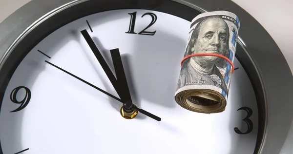 Billets 100 Dollars Américains Sur Horloge — Photo