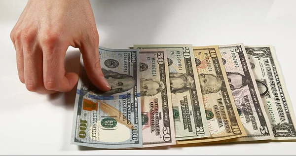 Kadınların Elleri Dolar Banknotları — Stok fotoğraf