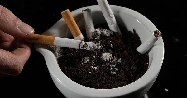 Hand Van Vrouw Met Sigaret Asbak — Stockfoto