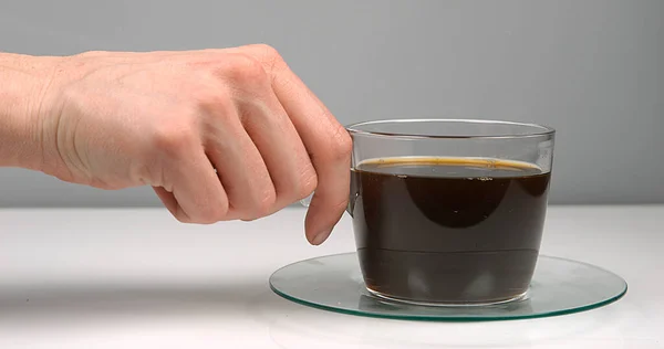 Рука Женщины Держащей Чашку Кофе — стоковое фото
