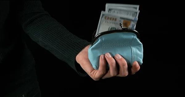 Hand Van Vrouw Die Dollarbankbiljetten Blauwe Portemonnee Stopt — Stockfoto