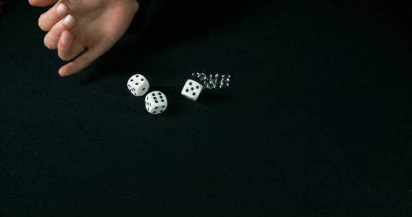 Mão Mulher Jogando Dados Com Diamantes Contra Fundo Preto — Fotografia de Stock