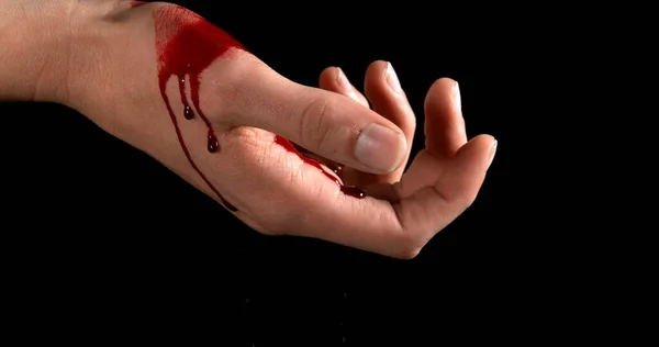 妇女的手和血用于自杀 — 图库照片