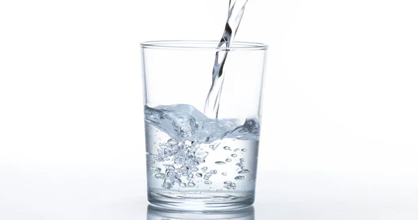 Üvegbe Öntött Víz Fehér Háttér Ellenére — Stock Fotó