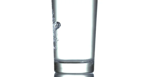 在白色背景下倒入玻璃杯的水 — 图库照片