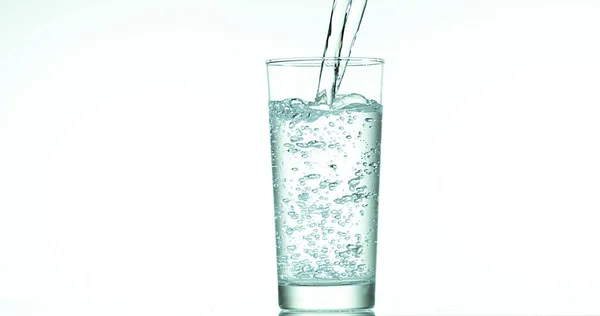 Wasser Wird Vor Weißem Hintergrund Glas Gegossen — Stockfoto