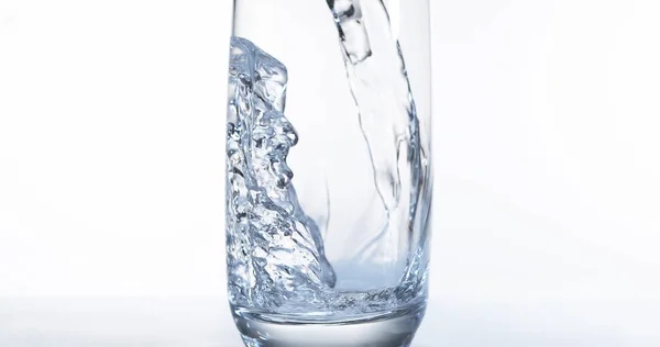 Wasser Wird Vor Weißem Hintergrund Glas Gegossen — Stockfoto