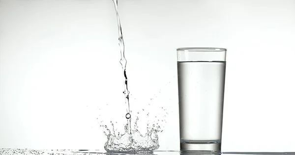 Wasser Wird Vor Weißem Hintergrund Glas Gegossen — Stockfoto