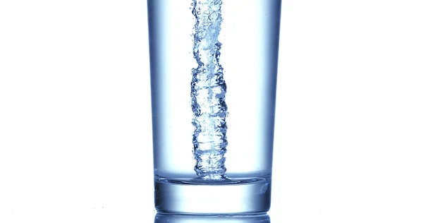 Água Sendo Derramada Vidro Contra Fundo Branco — Fotografia de Stock