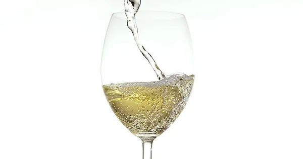Vino Bianco Versato Nel Bicchiere Sullo Sfondo Bianco — Foto Stock