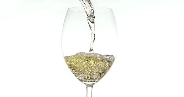 Beyaz Şarap Beyaz Arkaplan Karşı Bardağa Dökülüyor — Stok fotoğraf