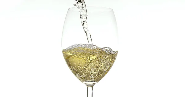 Witte Wijn Die Glas Wordt Gegoten Tegen Witte Achtergrond — Stockfoto