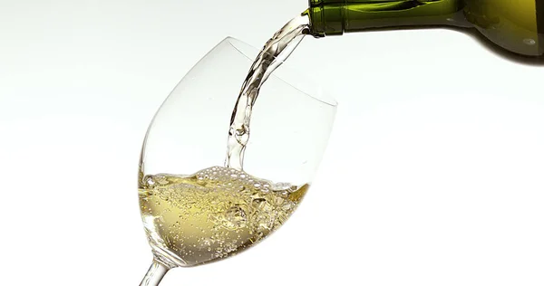 Vinho Branco Sendo Derramado Vidro Contra Fundo Branco — Fotografia de Stock