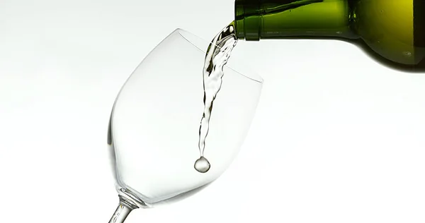 Witte Wijn Die Glas Wordt Gegoten Tegen Witte Achtergrond — Stockfoto
