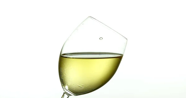 Vino Blanco Que Vierte Vidrio Contra Fondo Blanco —  Fotos de Stock