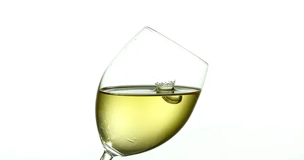 Beyaz Şarap Beyaz Arkaplan Karşı Bardağa Dökülüyor — Stok fotoğraf