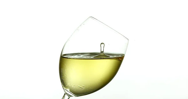 Белое Вино Выливается Стекло Белом Фоне — стоковое фото