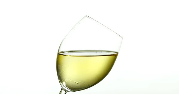 Vinho Branco Sendo Derramado Vidro Contra Fundo Branco — Fotografia de Stock