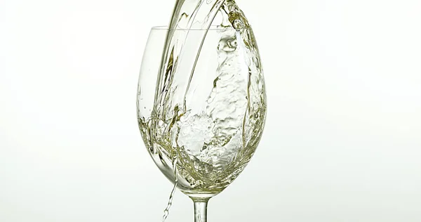Weißwein Wird Vor Weißem Hintergrund Ins Glas Gegossen — Stockfoto