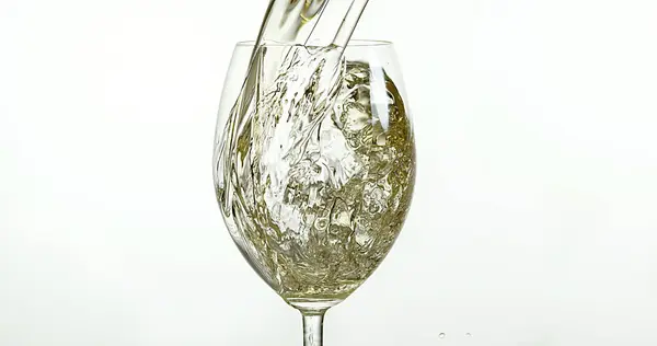 白葡萄酒倒入玻璃杯中 背景为白色 — 图库照片