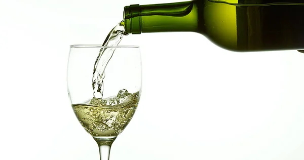 Λευκό Κρασί Χύνεται Στο Γυαλί Αντίθεση Λευκό Φόντο — Φωτογραφία Αρχείου