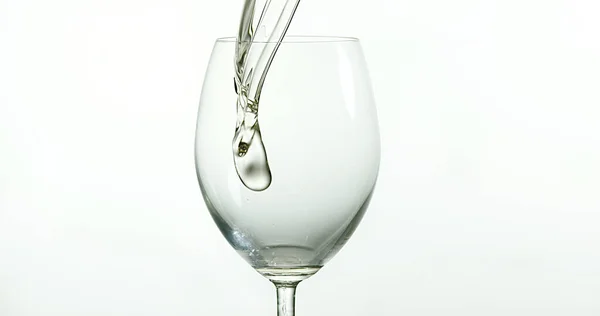Weißwein Wird Vor Weißem Hintergrund Ins Glas Gegossen — Stockfoto