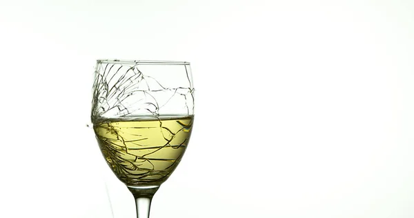 ホワイトワインのグラス破損と白い背景に対する分割 — ストック写真