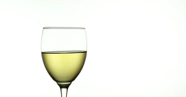 Vino Blanco Que Vierte Vidrio Contra Fondo Blanco — Foto de Stock