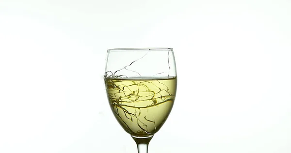 Verre Vin Blanc Cassant Éclaboussant Sur Fond Blanc — Photo