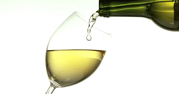 Vin Blanc Versé Dans Verre Sur Fond Blanc — Photo