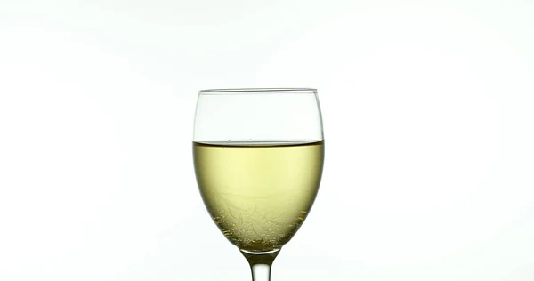 Vino Blanco Que Vierte Vidrio Contra Fondo Blanco — Foto de Stock