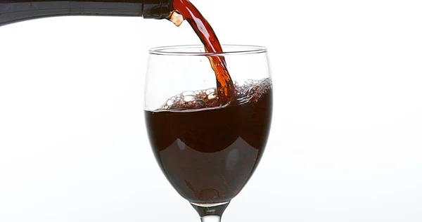 Vino Rosso Versato Nel Bicchiere Sullo Sfondo Bianco — Foto Stock