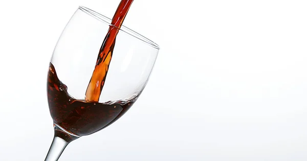Czerwone Wino Jest Wlewane Szkła Białym Tle — Zdjęcie stockowe