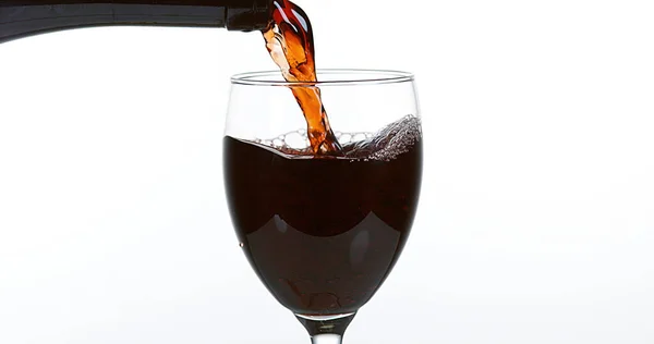 Czerwone Wino Jest Wlewane Szkła Białym Tle — Zdjęcie stockowe