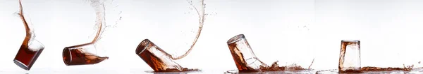 Glas Fällt Und Rotwein Spritzt Vor Weißem Hintergrund — Stockfoto