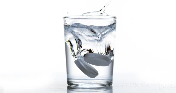 Tabletler Beyaz Arkaplan Karşı Bir Bardak Suya Düşüp Çözülüyor — Stok fotoğraf
