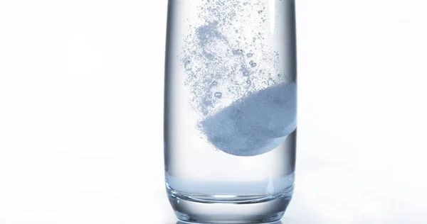 Comprimidos Queda Dissolução Copo Água Contra Fundo Branco — Fotografia de Stock