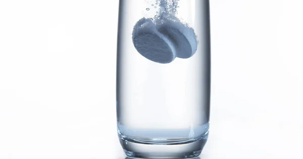 Tabletten Die Vallen Oplossen Een Glas Water Tegen Witte Achtergrond — Stockfoto