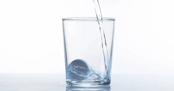 Tabletták Esik Feloldódik Egy Pohár Víz Fehér Háttér — Stock Fotó