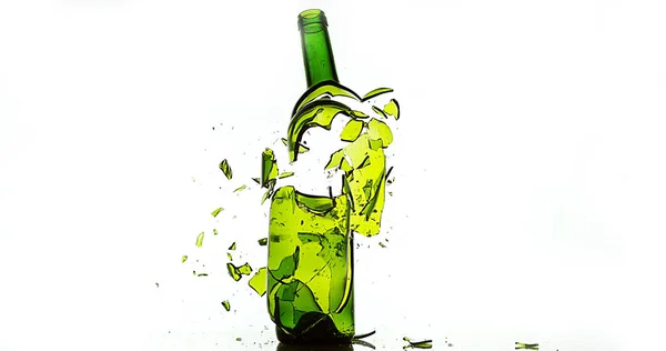 Garrafa Vinho Branco Quebrando Salpicando Contra Fundo Branco — Fotografia de Stock