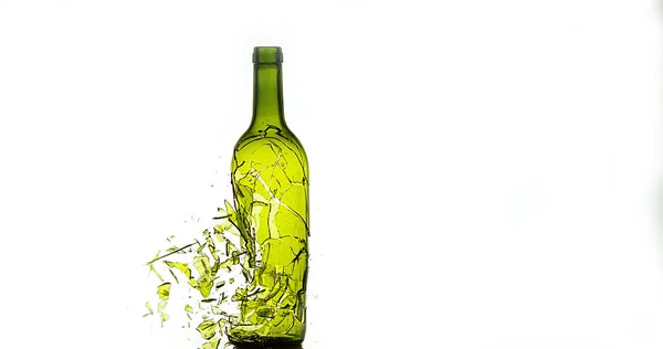 Fles Witte Wijn Breken Spetteren Tegen Witte Achtergrond — Stockfoto